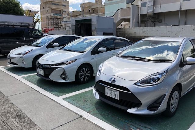 社用車にはプリウス、プリウスPHV、アクアなどのエコカーを使用しています