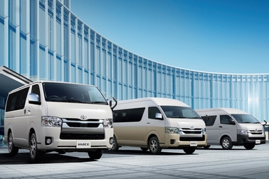(左):VAN・2WD・2800ディーゼル・標準ボディ・スーパーGL