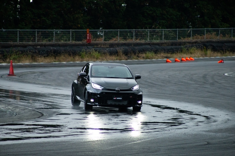 GRヤリス_ driving_03_R