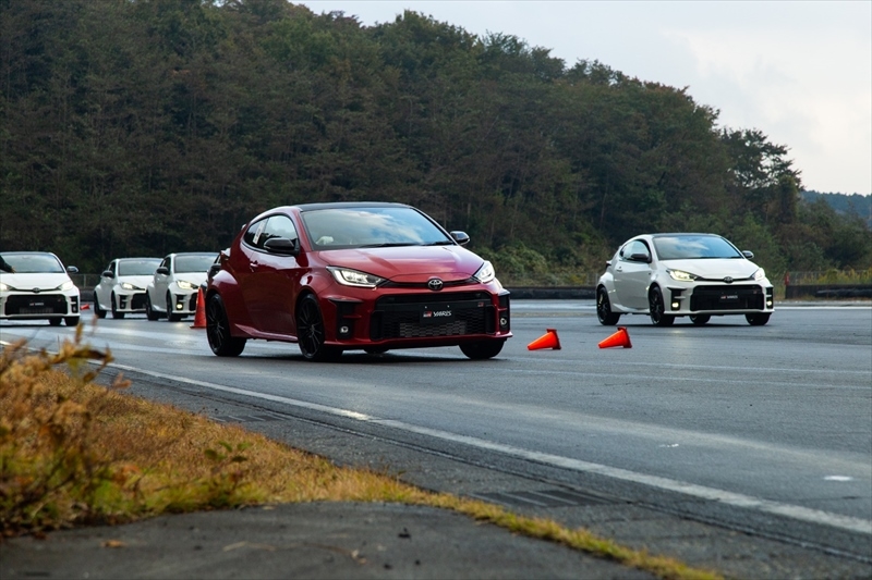 GRヤリス_ driving_05_R