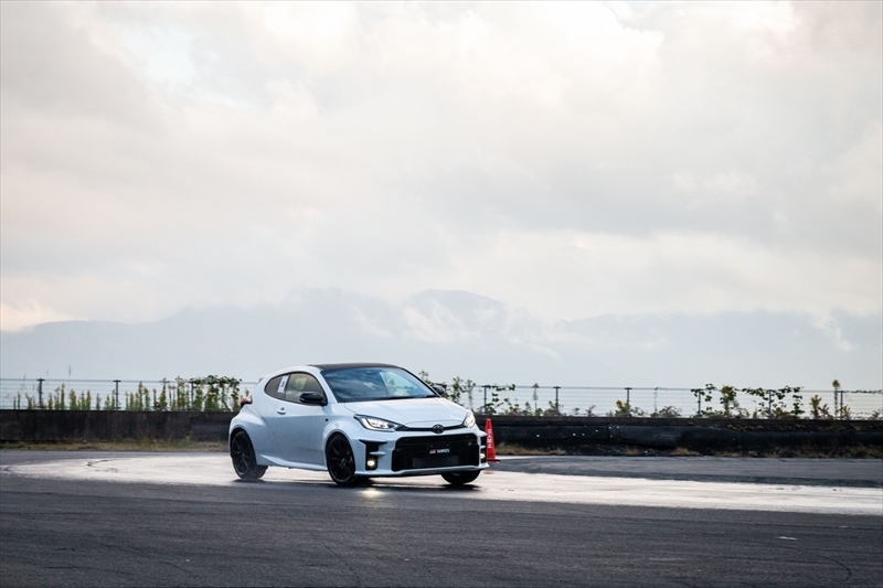 GRヤリス_ driving_06_R