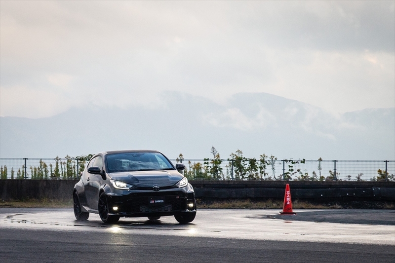 GRヤリス_ driving_08_R
