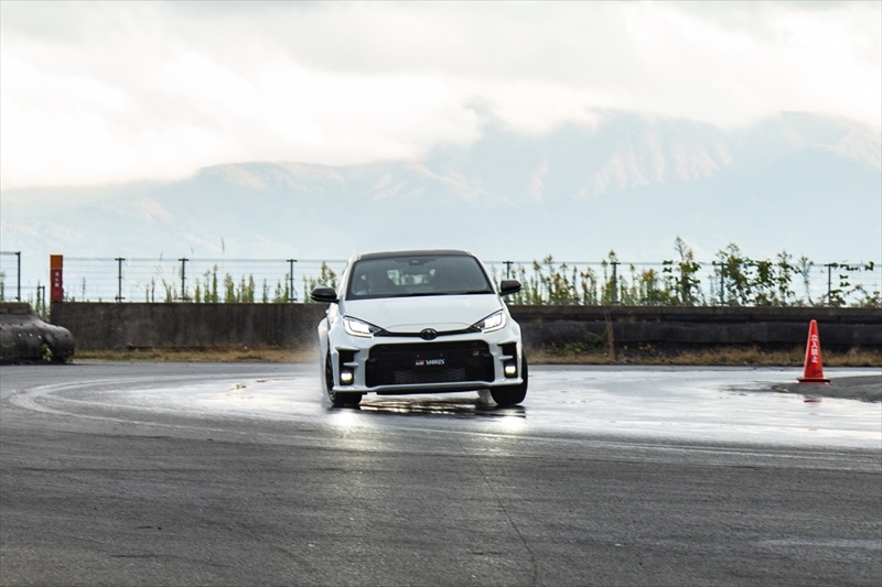 GRヤリス_ driving_11_R