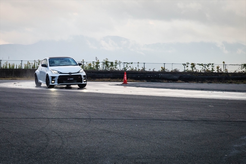 GRヤリス_ driving_15_R