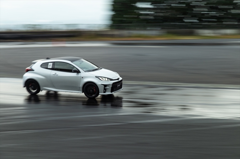 GRヤリス_ driving_18_R