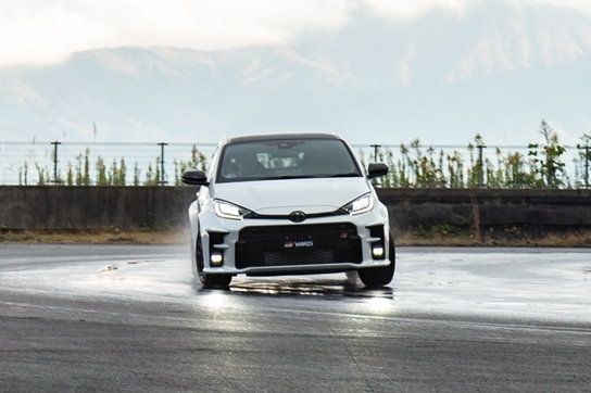 GRヤリス_ driving_11_R
