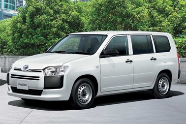 （左）：F（ハイブリッド車）