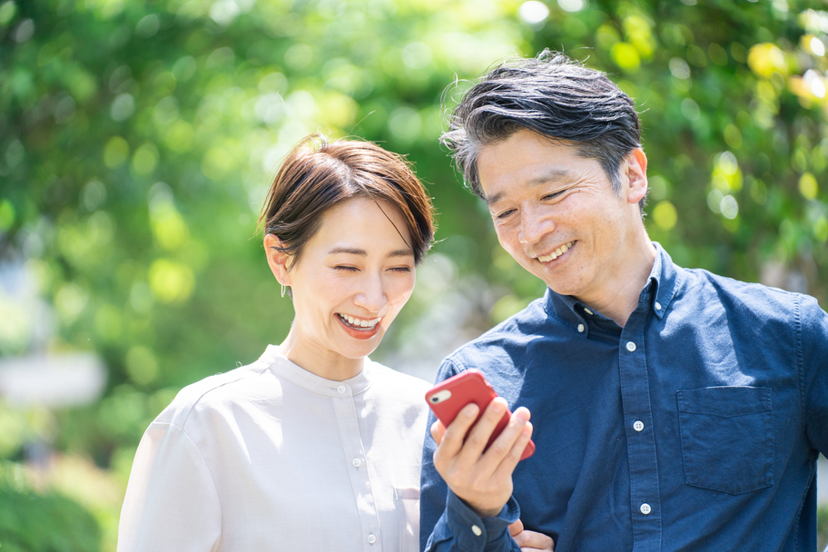 スマホを見る２人