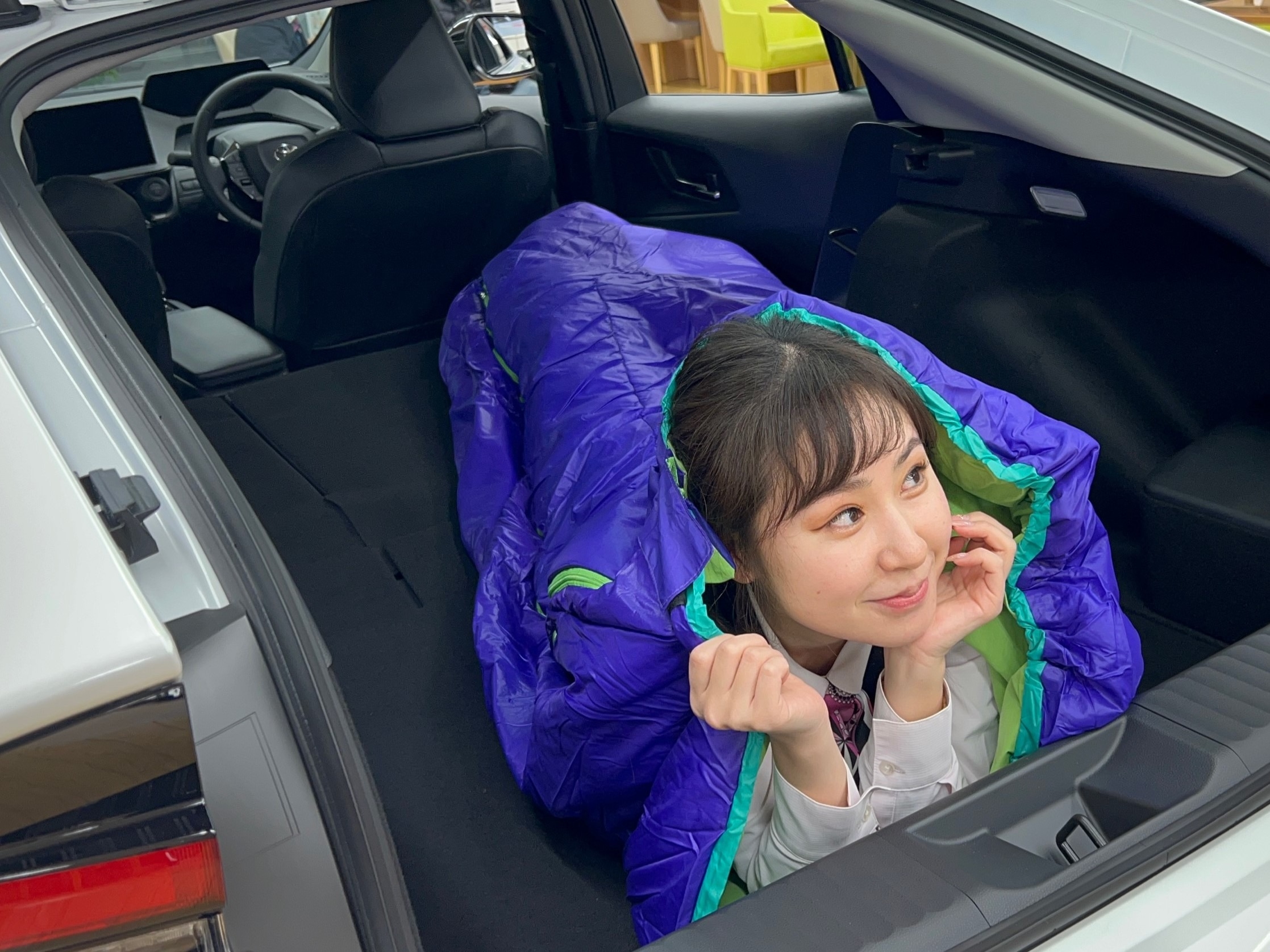 新型プリウス・車中泊・寝袋