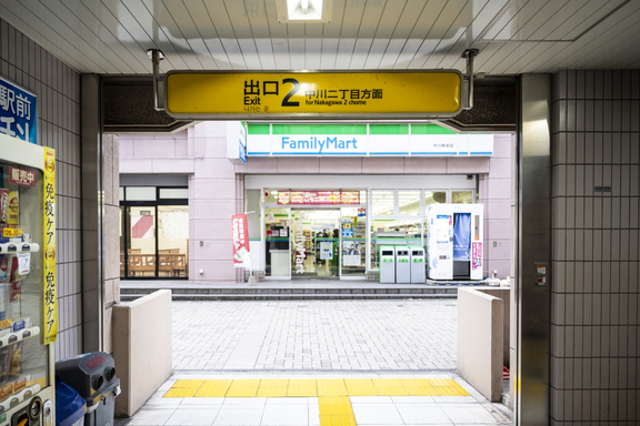 888_駅からの経路_2番出口出て左に進む