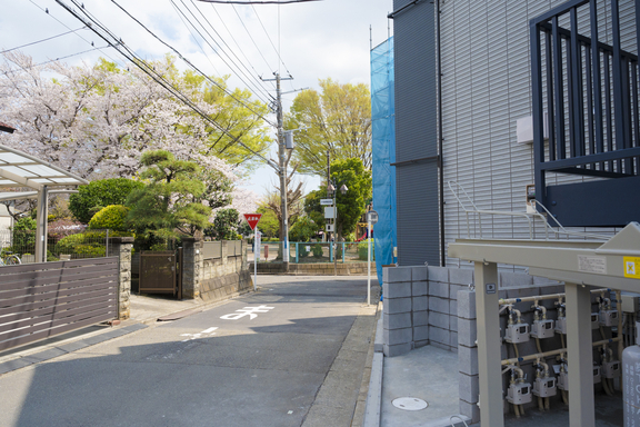 839_150m道なりに進んで六会駅公園に突き当たったら左に