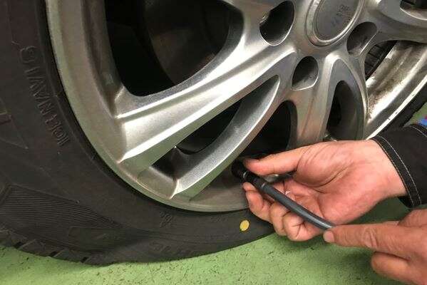 タイヤ応急修理手順③コンプレッサーのホース接続
