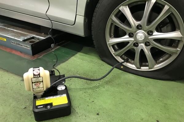タイヤ応急修理手順⑥パンク補修液と空気の充填
