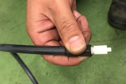 タイヤ応急修理手順⑧空気逃しキャップ取りはずし