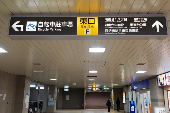 561_経路２_東口Fの階段を上がります