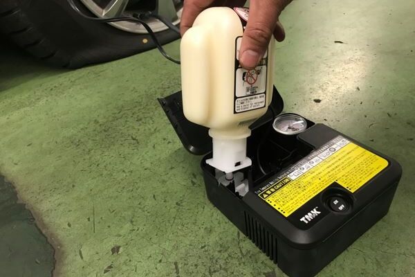 タイヤ応急修理手順④ボトルをコンプレッサーに接続