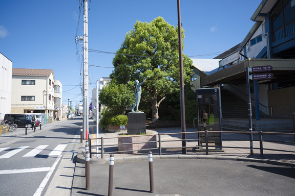 572_経路１_27_JR相鉄線　寒川駅北口に出たらすぐを右折します