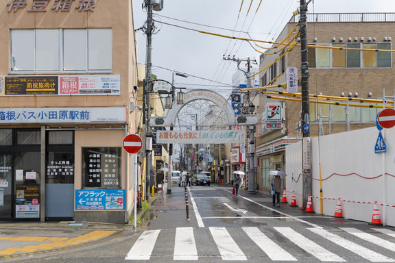 670_経路２_28小田原駅東口ロータリー左にある商店街に進みます