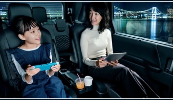 【モデル入り素材】車内 Wi-Fi