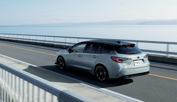 ［左］カローラ 特別仕様車 ACTIVE SPORT