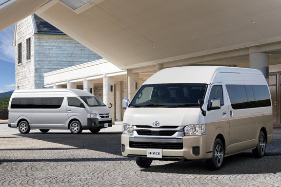 （左）：COMMUTER・2WD・2800ディーゼル・GL