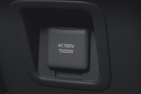 アクセサリーコンセント（AC100V・1500W/非常時給電システム付/センターコンソール後部1個・ラゲージルーム右側1個）