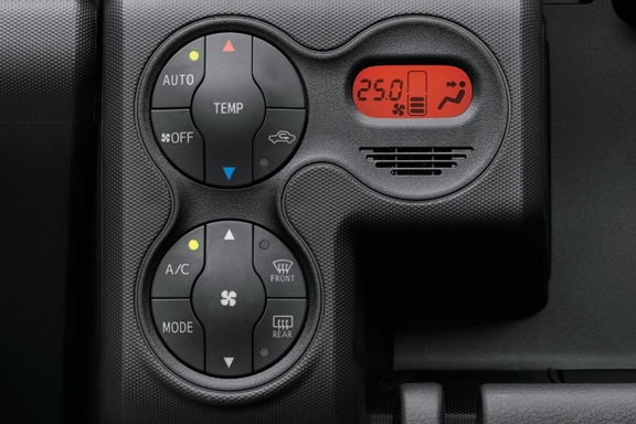 ●オートエアコン＆プッシュ式ヒーターコントロールパネル（ハイブリッド車）