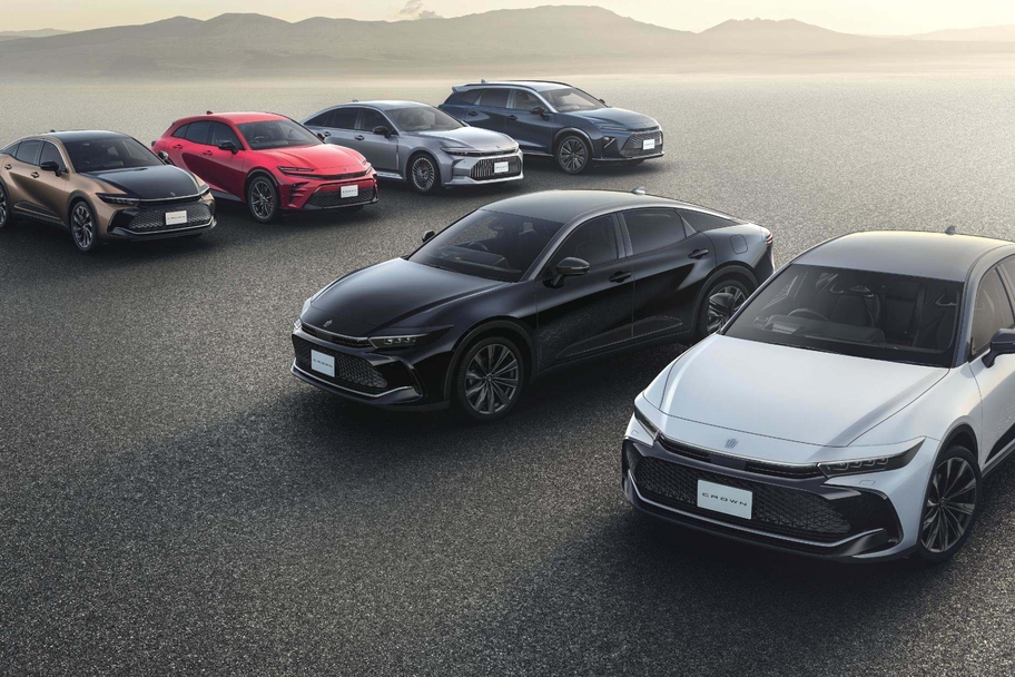 （前列右）：特別仕様車 CROSSOVER RS “THE 70th” （ベース車両はCROSSOVER RS）
