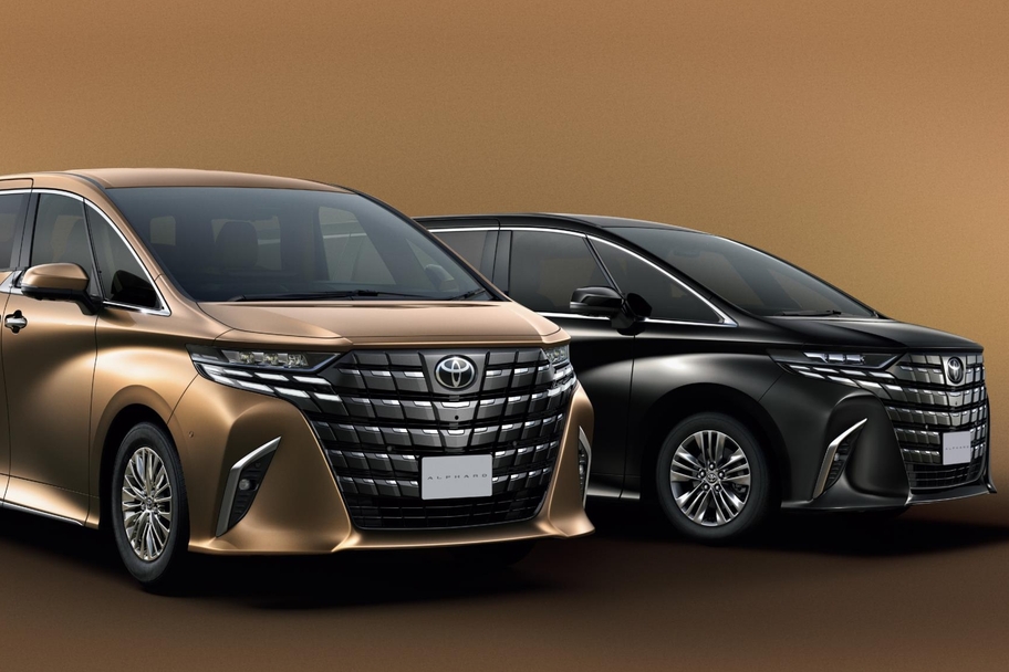 Photo（左）：Executive Lounge（ハイブリッド・E-Four）