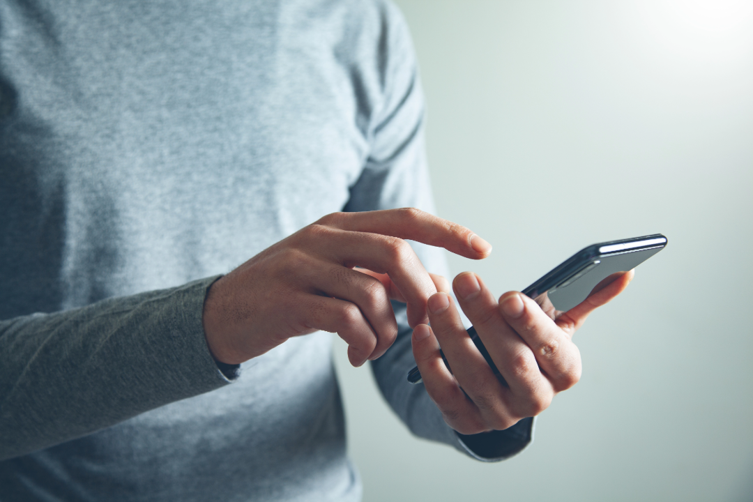 電話をかける写真