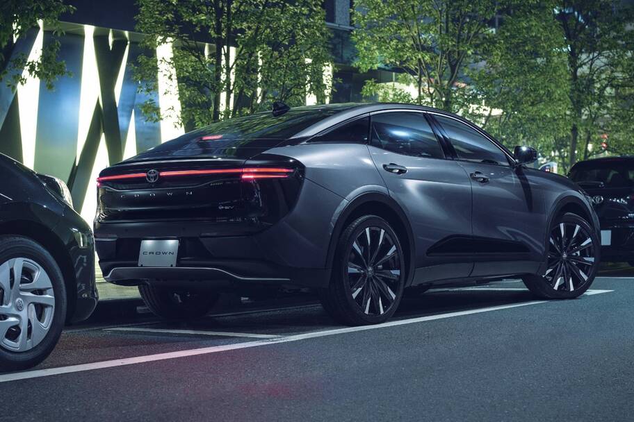 CROSSOVER RS（2.4Lターボハイブリッド車）