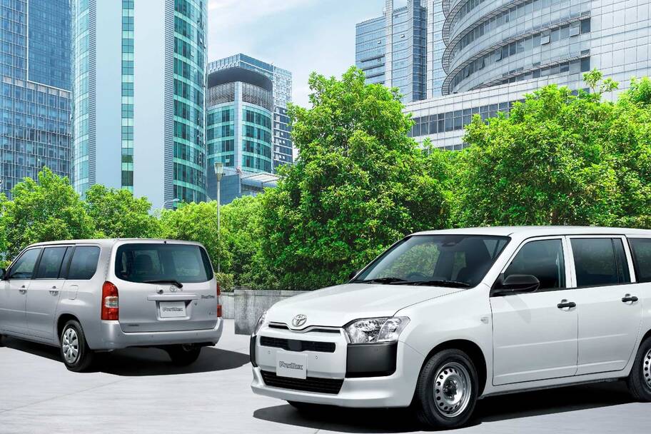 （左）：F（ハイブリッド車）