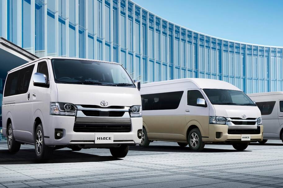 （左）：VAN・2WD・2800ディーゼル・標準ボディ・スーパーGL
