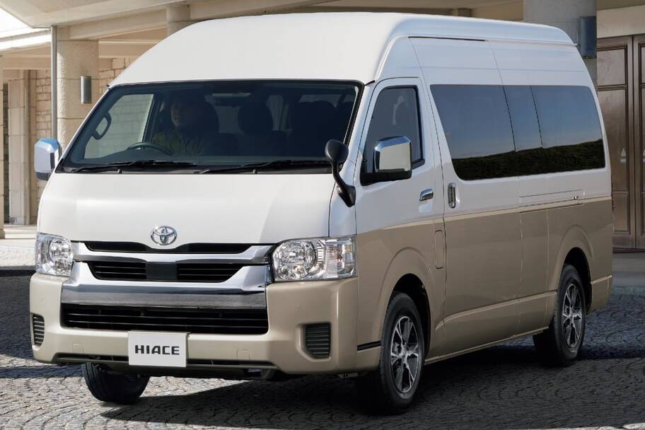 （左）：COMMUTER・2WD・2800ディーゼル・GL